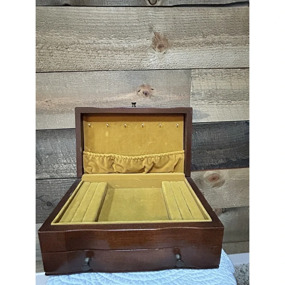 VTG MAHOGANY (?) JEWELRY BOX W/REMOVABLE TRAY & Yellow LINING